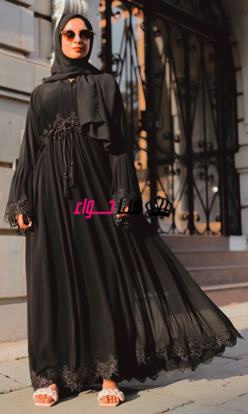عباءة سوداء بحزام من الوسط مزينة بالدانتيال مع القماش الأسود رقيقة بسعر 700 جنيه مصري
